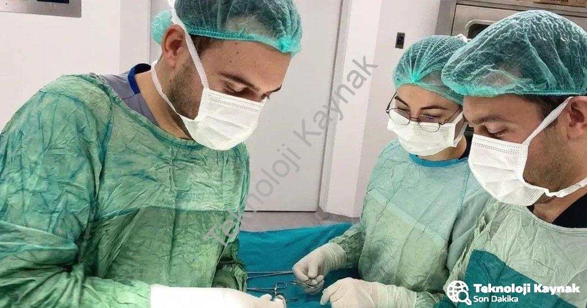 "Şuhut Devlet Hastanesi'nde Tarihi Başarı: İlk Kez Yapılan Ameliyat" başlıklı haber için fotorealist